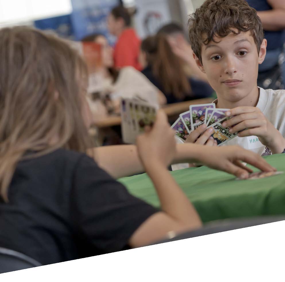 bilan-pautos-jeux-01 Enfants jouant à un jeu de cartes au Festival du Jeu de Pau