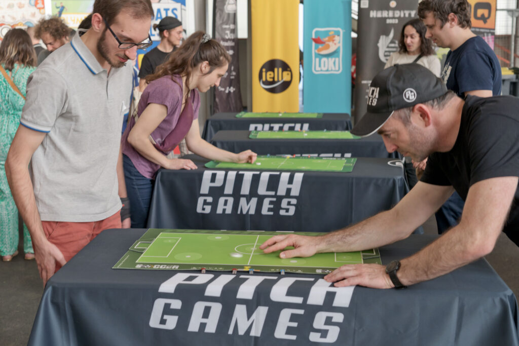 Visiteurs jouent au mini football par Pitch games au Festival du Jeu de Pau