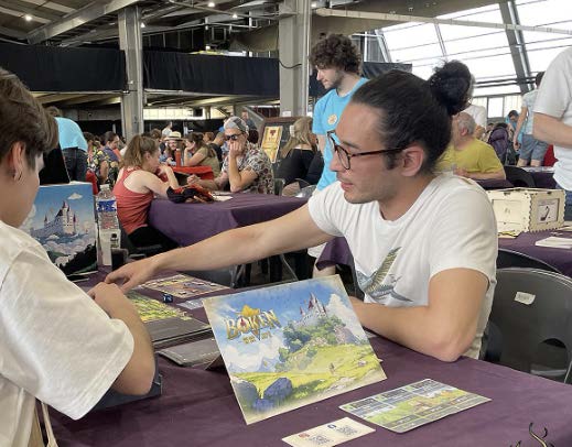 Visiteurs jouant au jeu de société Bôken au Festival du jeu de Pau