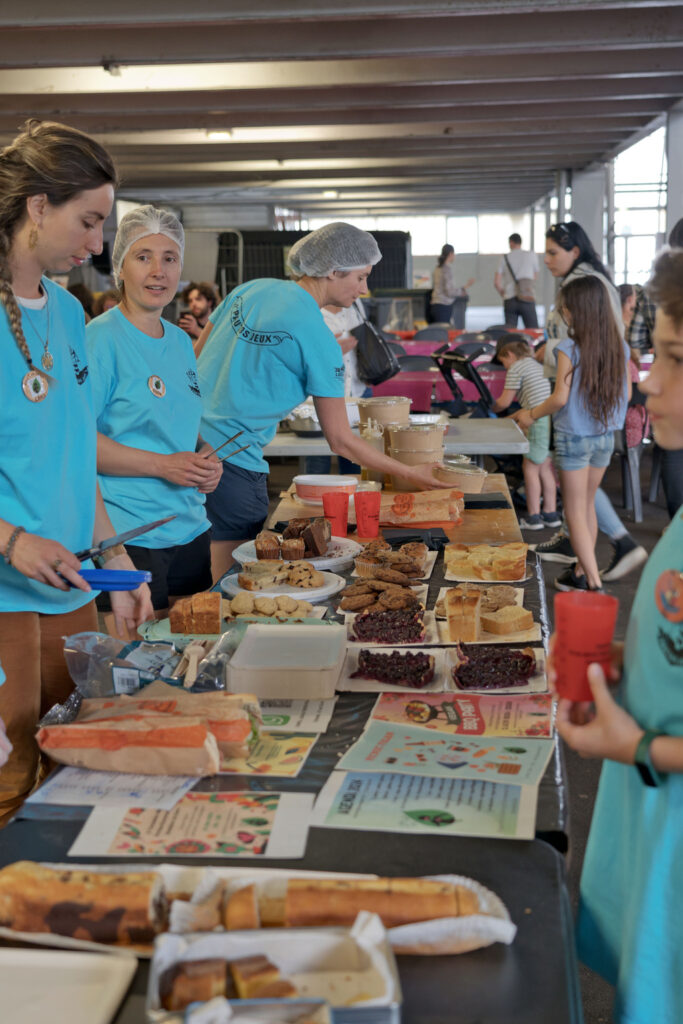 Les bénévoles servant des gâteaux, crêpes et tartes à la buvette du Festival du Jeu de Pau