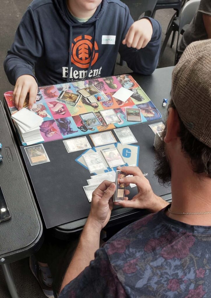 Visiteurs jouant à un jeu de cartes au Festival du Jeu de Pau