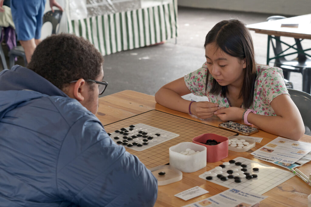 Deux visiteurs jouant au jeu de Go au festival du Jeu de Pau