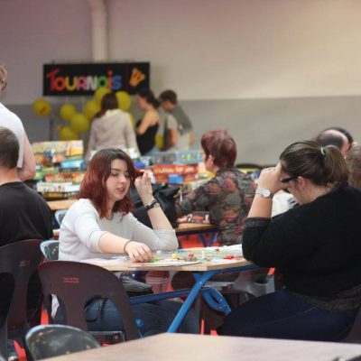 Visiteurs jouant aux jeux en accès libre au Festival du jeu de Pau