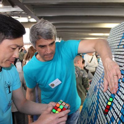 Visiteurs jouant au Rubix cube géant au Festival du jeu de Pau
