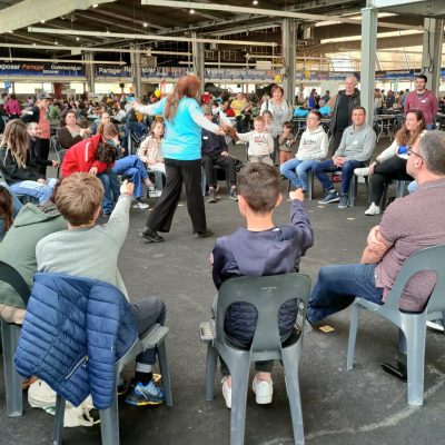Groupe d'enfants et adultes jouant au Festival du Jeu de Pau 2023