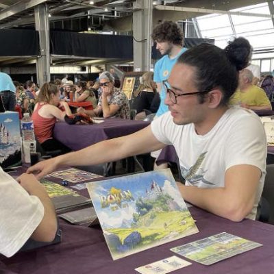 Visiteurs jouant au jeu de société Bôken au Festival du jeu de Pau