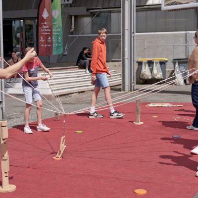 Groupe d'enfants jouant aux jeux en bois au Festival du Jeu de Pau
