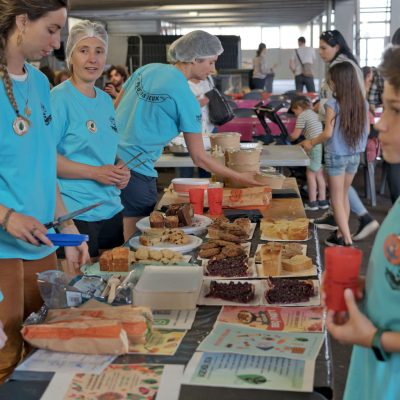 Les bénévoles servant des gâteaux, crêpes et tartes à la buvette du Festival du Jeu de Pau