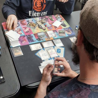 Visiteurs jouant à un jeu de cartes au Festival du Jeu de Pau