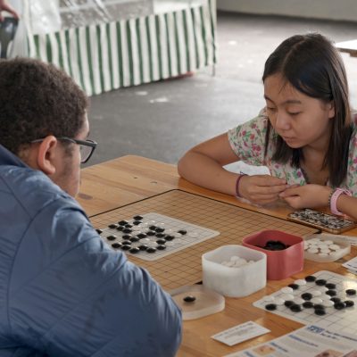 Deux visiteurs jouant au jeu de Go au festival du Jeu de Pau